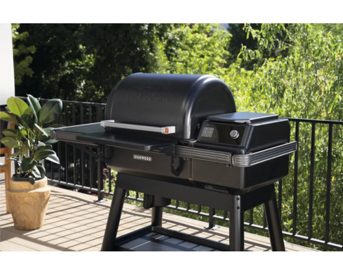 Barbecue noir d''extérieur sur une terrasse.