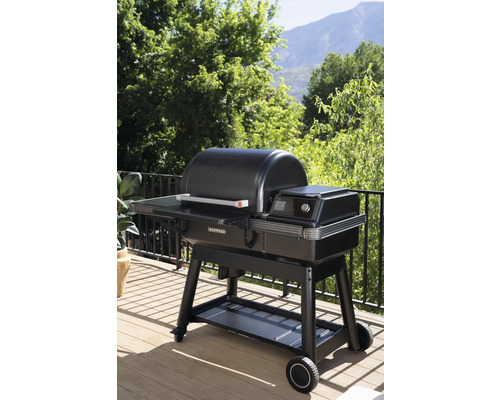 Vue de dessus d''un gril à pellets Traeger Ironwood noir à l''extérieur.