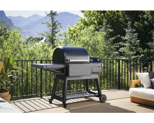 Gril Traeger sur une terrasse en bois avec vue sur les montagnes