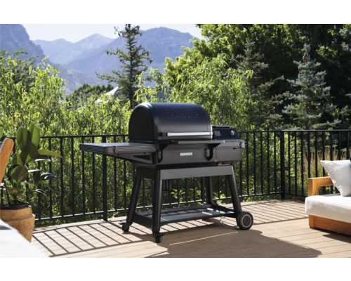 Barbecue avec surface de rangement sur une terrasse avec un paysage naturel