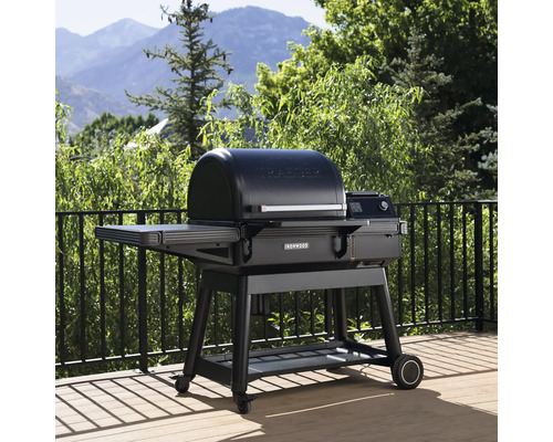 Gril à pellets Traeger Ironwood sur une terrasse avec une table de rangement latérale