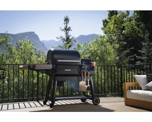Barbecue Ironwood sur une terrasse avec vue sur les montagnes