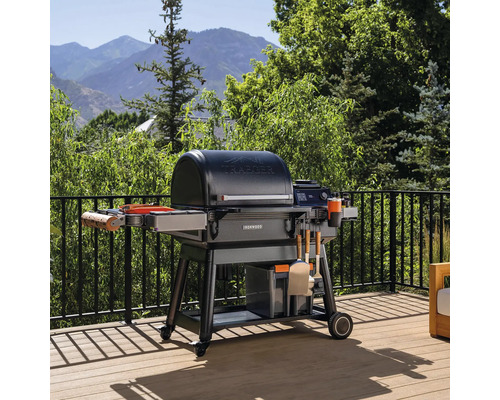 Traeger Ironwood, barbecue à pellets sur une terrasse avec vue sur les montagnes