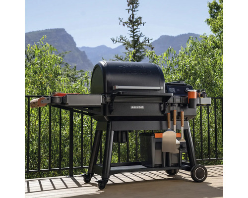 Traeger Ironwood, barbecue à pellets sur une terrasse avec vue sur la montagne