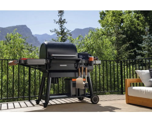 Grill Ironwood sur une terrasse avec vue sur les montagnes