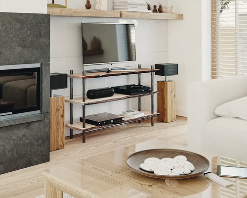 Salon avec télévision, étagère en bois et décoration