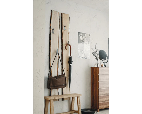 Couloir avec porte-manteau en bois, banc, sac et parapluie