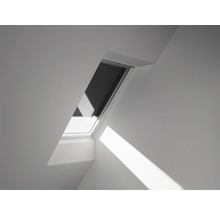 Dachfenster mit Sonnenschutz in einem hellen Raum