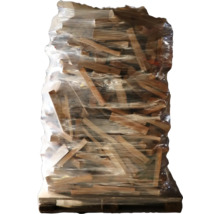 Palette mit Brennholz in Folie verpackt