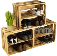 Schuhregal aus Holzsteigen mit Schuhen und Dekoration