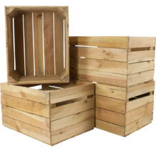 Pile de quatre caisses en bois