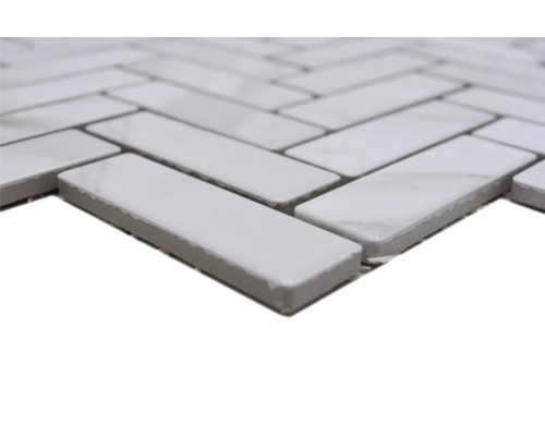 Gros plan des carreaux en motif à chevrons