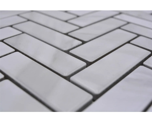 Gros plan de carreaux rectangulaires en motif à chevrons.