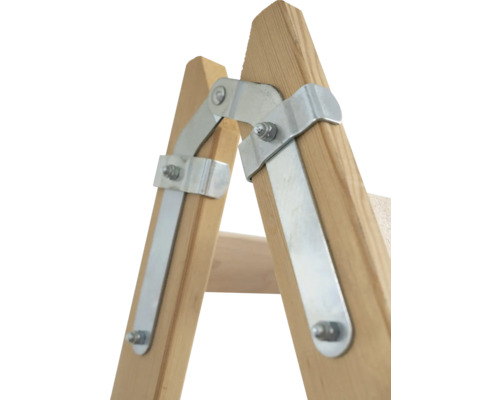 Detailansicht einer Holzleiter mit Metallbeschlägen
