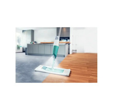 Sprühwischer im Einsatz auf Laminatboden und Steinboden in einer Küche.