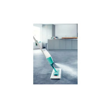 Sprühwischer im Einsatz auf einem Boden.