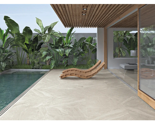 Espace extérieur avec carrelage, piscine et plantes