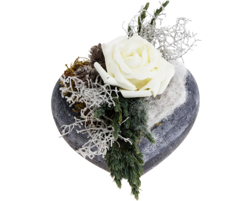 Herzförmiges Blumengesteck mit Rose, Zapfen und Grün
