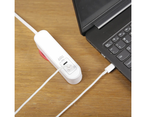 Adaptateur secteur USB-C blanc 60 watts avec câble connecté à un ordinateur portable