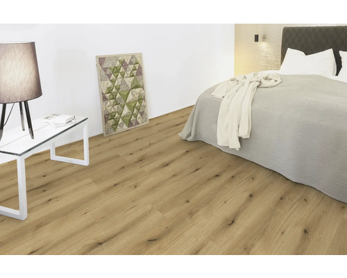 Pièce à vivre claire avec parquet, lit, table et décoration