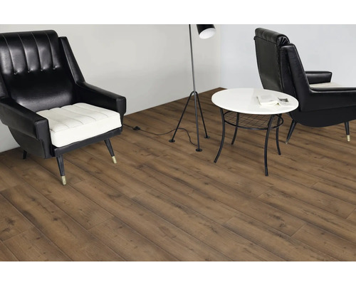 Séjour avec sol stratifié, fauteuils et table.