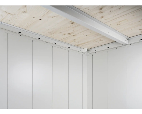 Innenansicht eines Raumes mit Holzdecke und weißen Paneelen