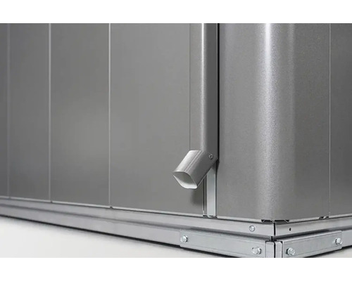 Detailansicht eines Gerätehauses aus Metall mit Regenrinne