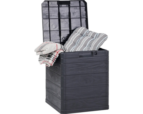 Geöffnete Aufbewahrungsbox aus Kunststoff mit Kissen und Decke