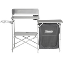 Cuisine de camping avec plans de travail, espace de rangement et logo Coleman.