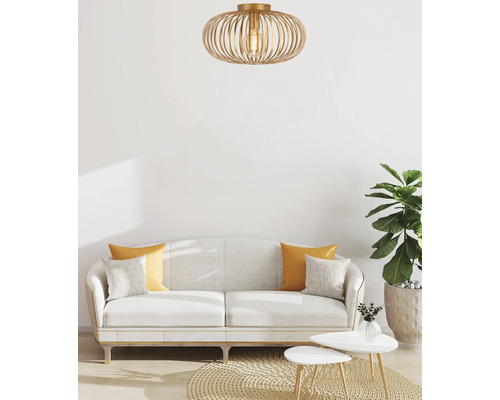 Wohnzimmer mit Sofa, Tisch und goldener Deckenleuchte im modernen Design