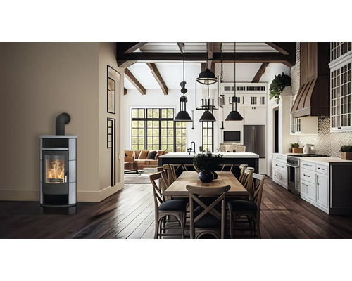 Salon avec poêle à bois, table à manger et coin cuisine