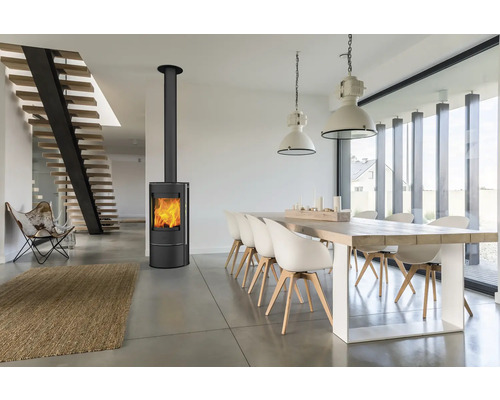 Intérieur avec poêle à bois, table à manger et escalier