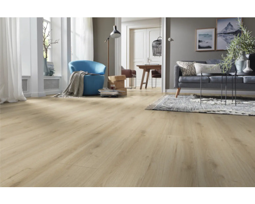 Helles Wohnzimmer mit Laminatboden in Holzoptik, Sofa und Sessel