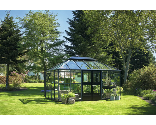 Gewächshaus im Garten mit Pflanzen