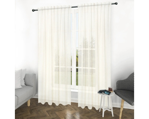 Fenêtre avec rideaux dans un salon lumineux