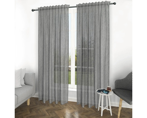 Salon avec rideaux gris devant une fenêtre