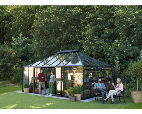 Gewächshaus mit Personen im Garten