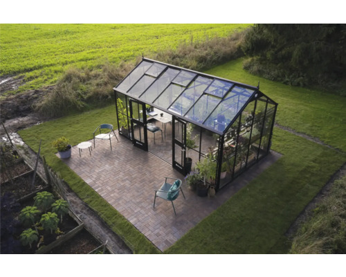 Aussenansicht eines Gewächshauses mit Möbeln auf einer Terrasse