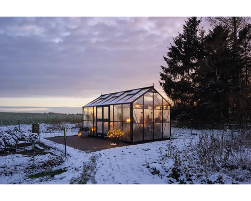 Gewächshaus im Wintergarten mit Schnee bedeckt