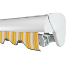 Markise mit gestreiftem Stoff und weissem Gehäuse