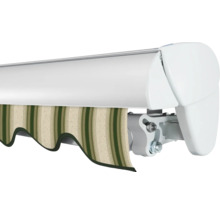 Detailansicht einer Markise mit Streifenmuster