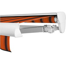 Markise mit orangefarbenem und braunem Streifenmuster