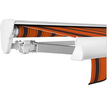 Vue détaillée d''un store banne avec tissu rayé et bras articulés