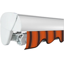 Vue détaillée d''un store banne à bras articulés avec un lambrequin rayé marron et orange