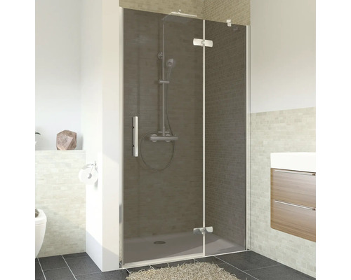 Douche à l''italienne avec porte en verre transparent et robinetterie dans une salle de bain