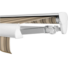 Detailansicht einer Gelenkarmmarkise mit gestreiftem Markisenstoff