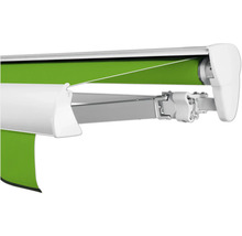 Detailansicht einer Gelenkarmmarkise mit grünem Stoff