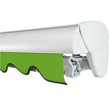 Markise mit grünem Stoff und weißem Gehäuse