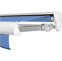 Detailansicht einer Markise mit blauem Markisentuch und weißen Metallelementen