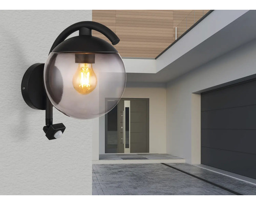 Applique murale extérieure avec détecteur de mouvement et verre transparent devant l''entrée de la maison